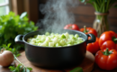 Préparer un bouillon aromatique avec le vert des poireaux