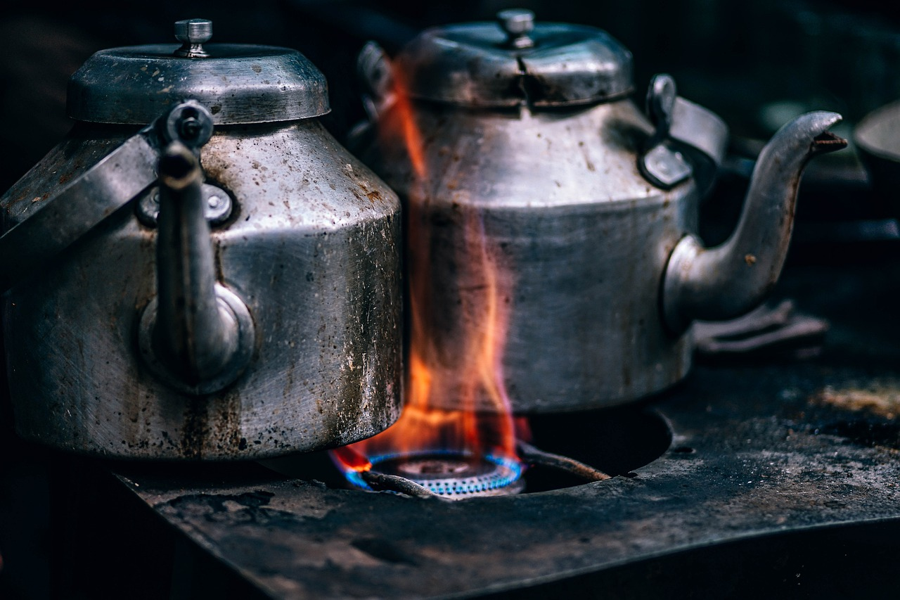 Bouilloire sur une plaque de cuisson